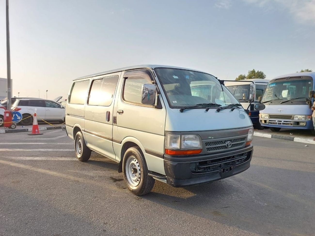Toyota Hiace TOYOTA HIACE VAN RHD 2001 MODEL 2.0 L PETROL MANUAL(PM04631)