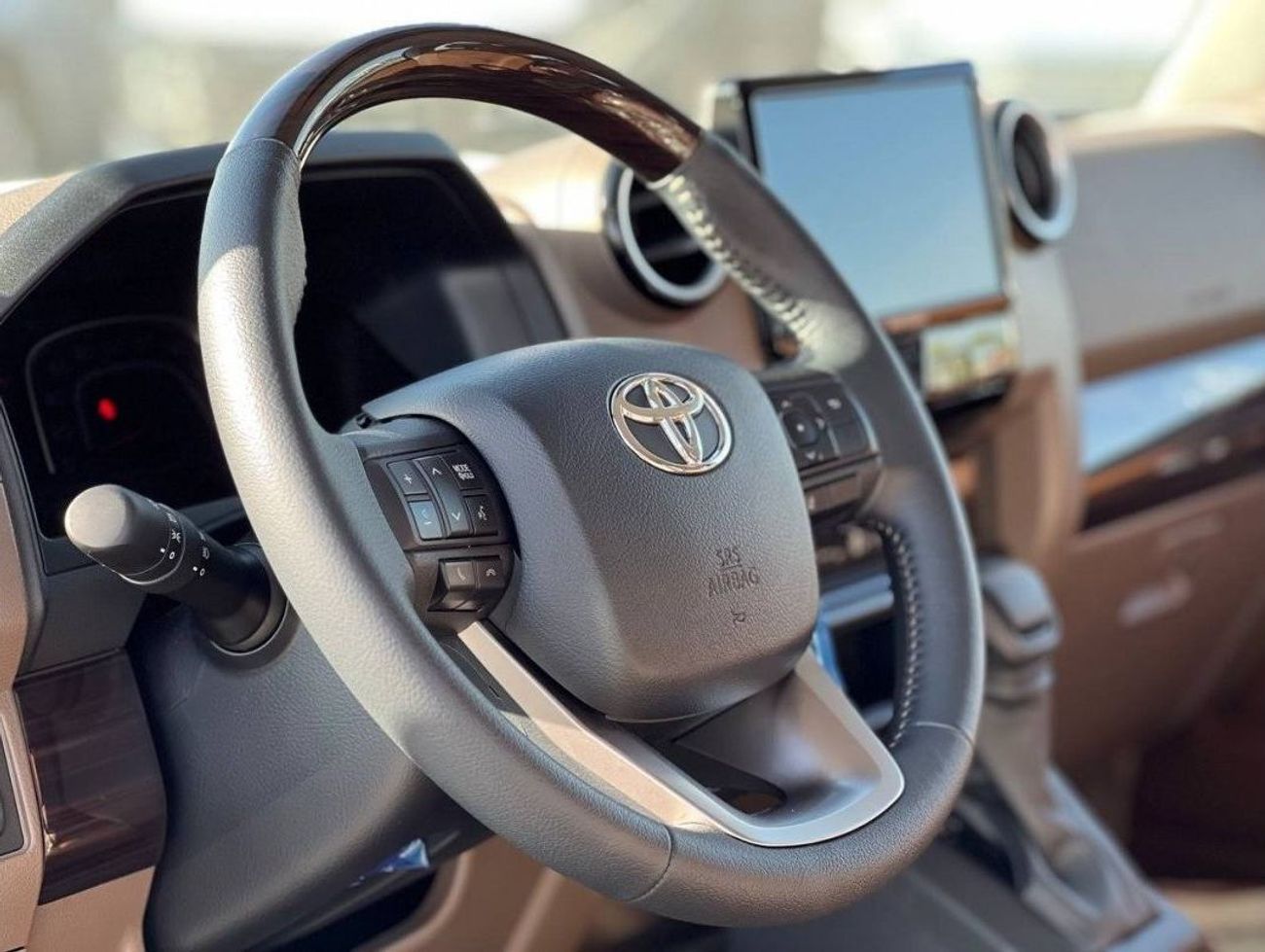 Toyota Land Cruiser 70 LC76 2.8L DSL A/T // 2024 // FULL OPTION WITH RADAR , CRUISE CONTROL , DVD&REAR CAMERA // SPECIAL OF