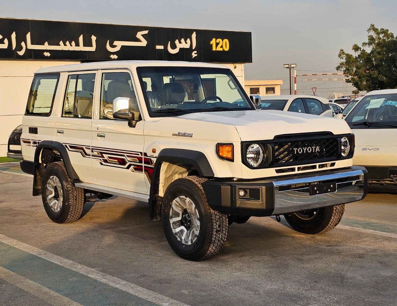 تويوتا لاند كروزر 70 LX LC76 / 2.8L MANUAL V4 DIESEL / DVD+CAMERA / PWR WINDOWS & LOCKS (CODE # 76DMM)