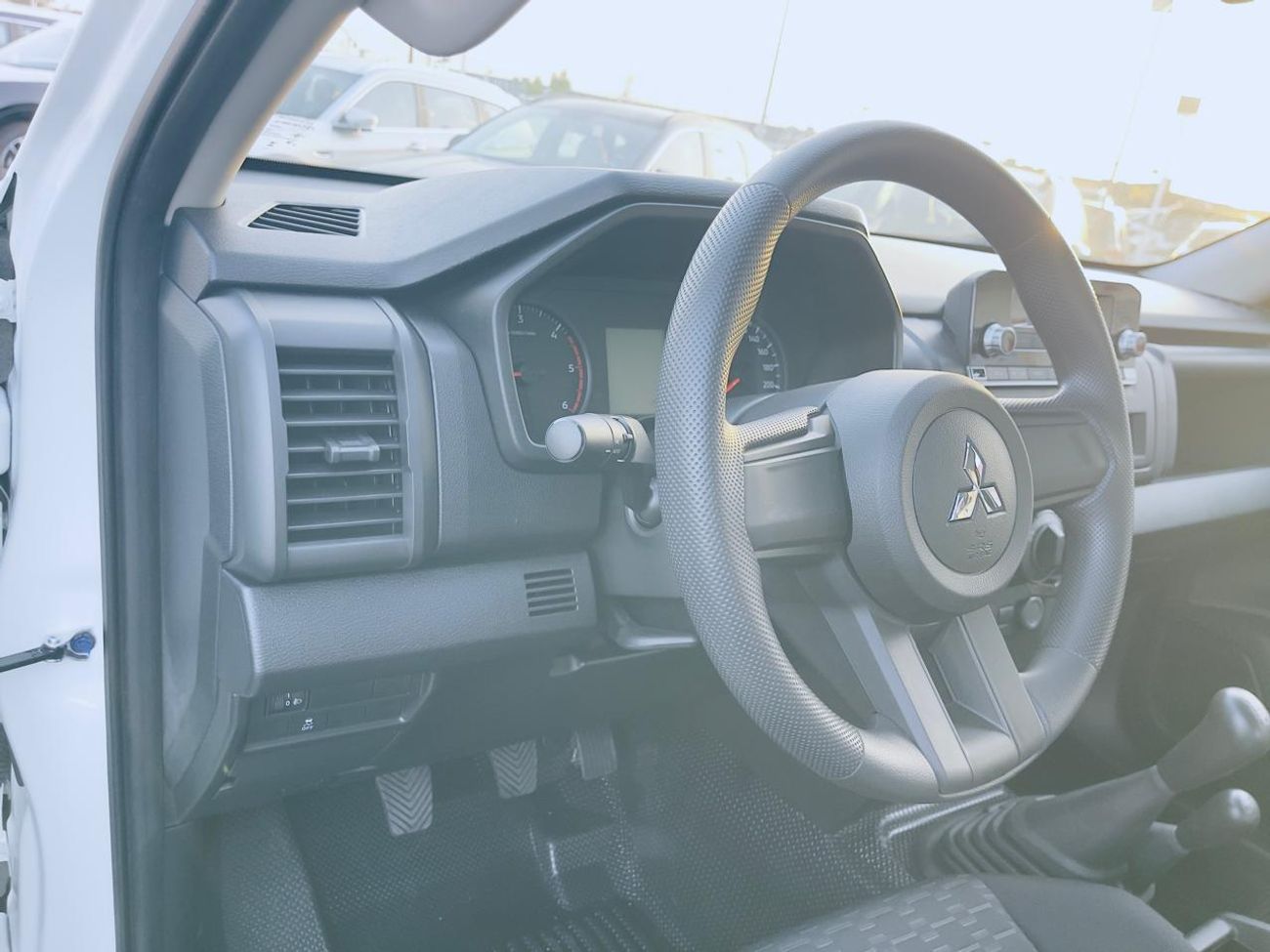 ميتسوبيشي L200 MITSUBISHI L200 GL 2.4L (128 HP) Double Cab Utility