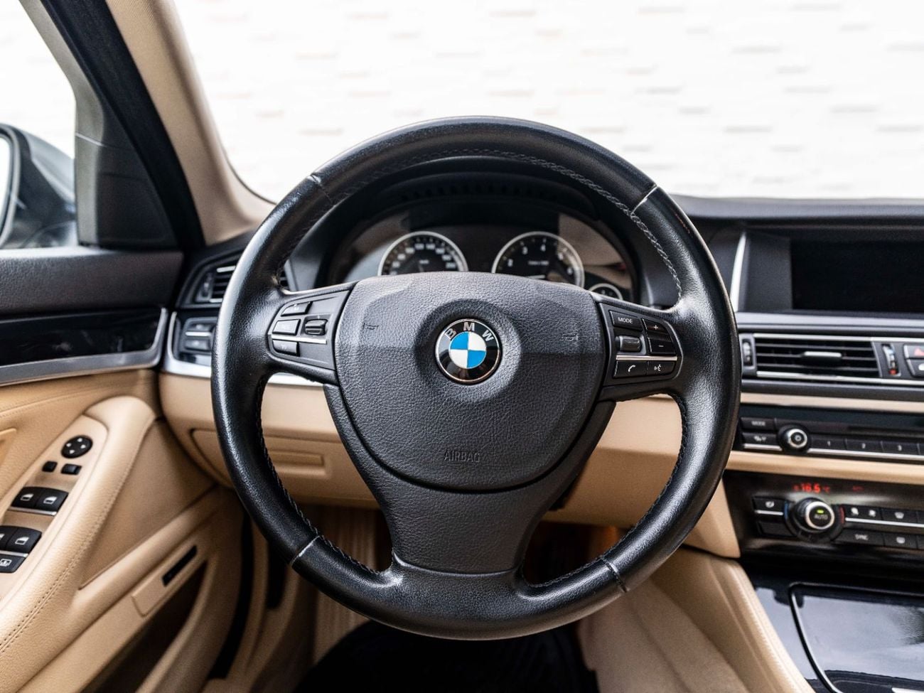 بي أم دبليو 520i Exclusive 1.6L