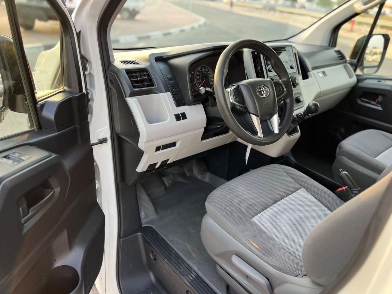 Toyota Hiace 2021 Toyota Hiace 3.5L V6 - Passenger - Manual - Patrol   13 Seater - No Accident -