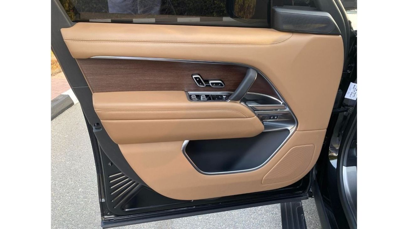 Land Rover Range Rover **2023** V6 P400 GCC SPEC UNDER WARRANTY AND SERVICE