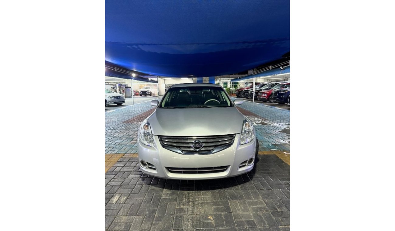 Nissan Altima car in perfect condition, 2012 with engine capacity 2.5