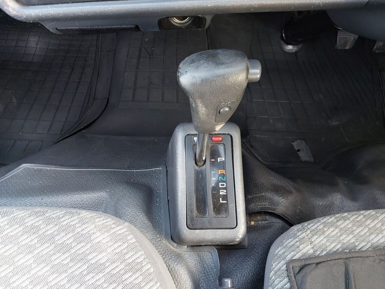 تويوتا هاياس TOYOTA HIACE COMMUTER VAN RHD 2003 MODEL 3.0 L DIESEL AUTOMATIC(PM03773)