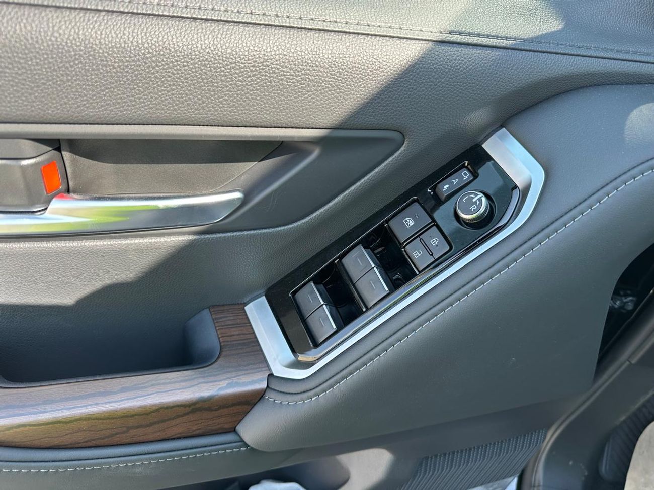 تويوتا لاند كروزر 2026 Toyota Land Cruiser LC300 VX 4.0L Petrol AT