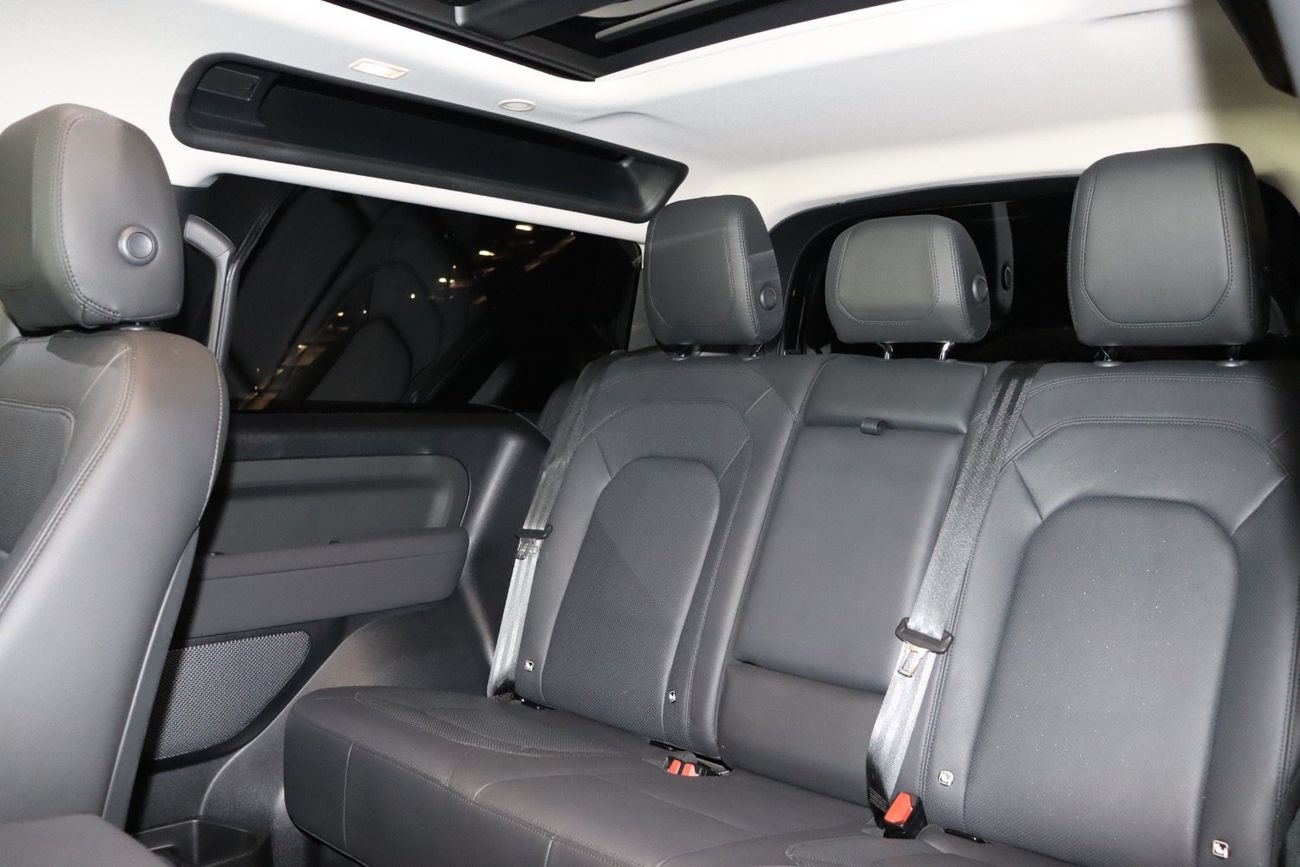 لاند روفر ديفندر 110 X-Dynamic SE P300 2.0L