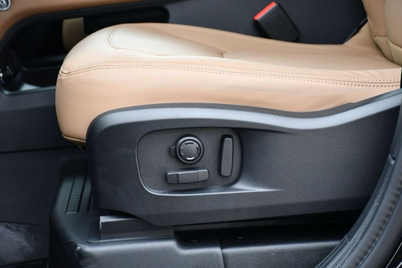 Land Rover Defender P400 90 HSE 3.0L (6 Seater) Land Rover Defender X dynamic HSE P400 V6 110  GCC 5 years warranty