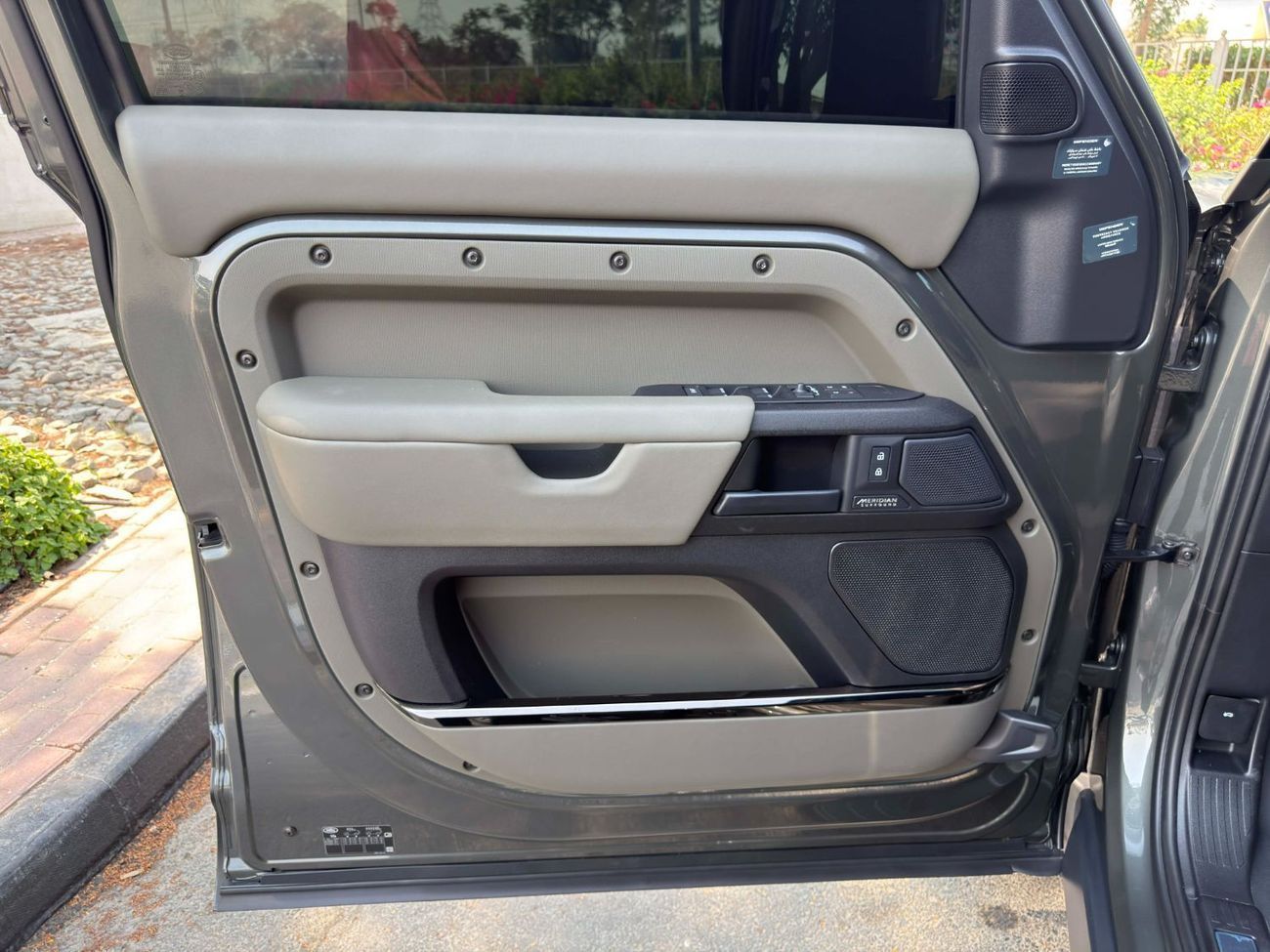 لاند روفر ديفندر 110 P635 OCTA V8