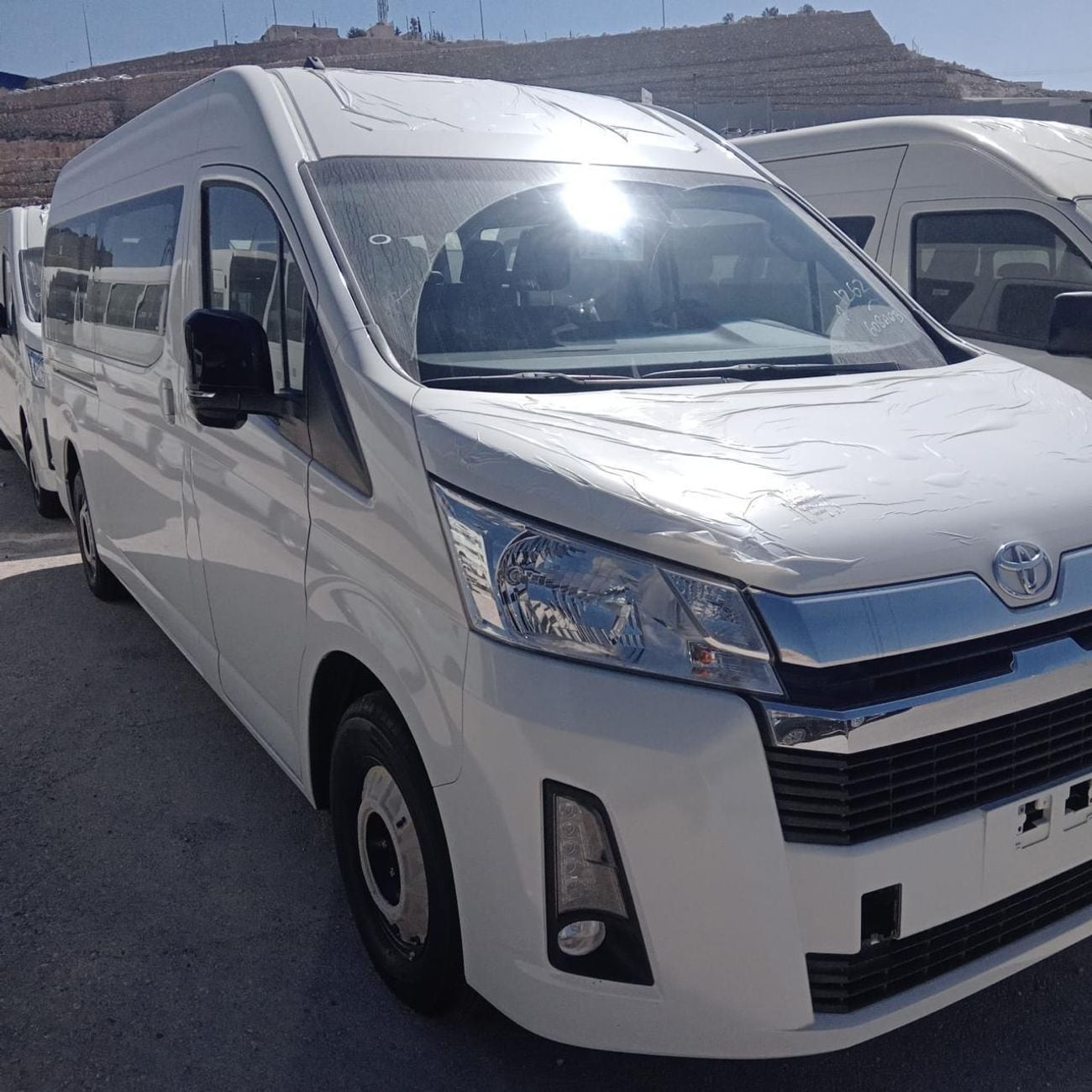 تويوتا هاياس GL TOYOTA HIACE HIGH ROOF 2.8L DSL AT 13-SEATER
