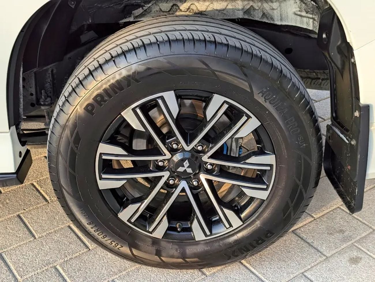 ميتسوبيشي مونتيرو سبورت GLS 4WD Top Line - GCC Specs - Like New!