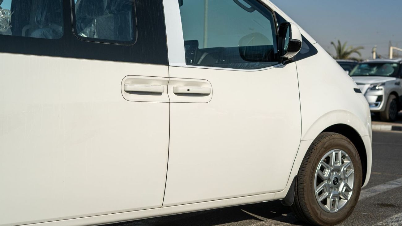 هيونداي ستاريا Premium 11-Seater 2.2-liter 4-cylinder Turbo-charged Diesel 2024YM