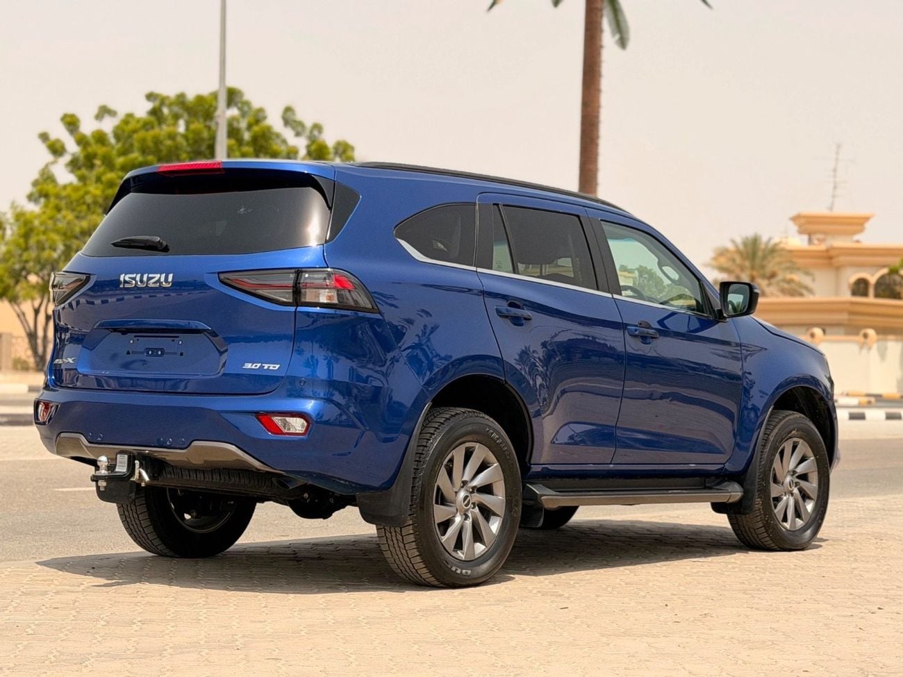 Isuzu MU-X HALF OPTION