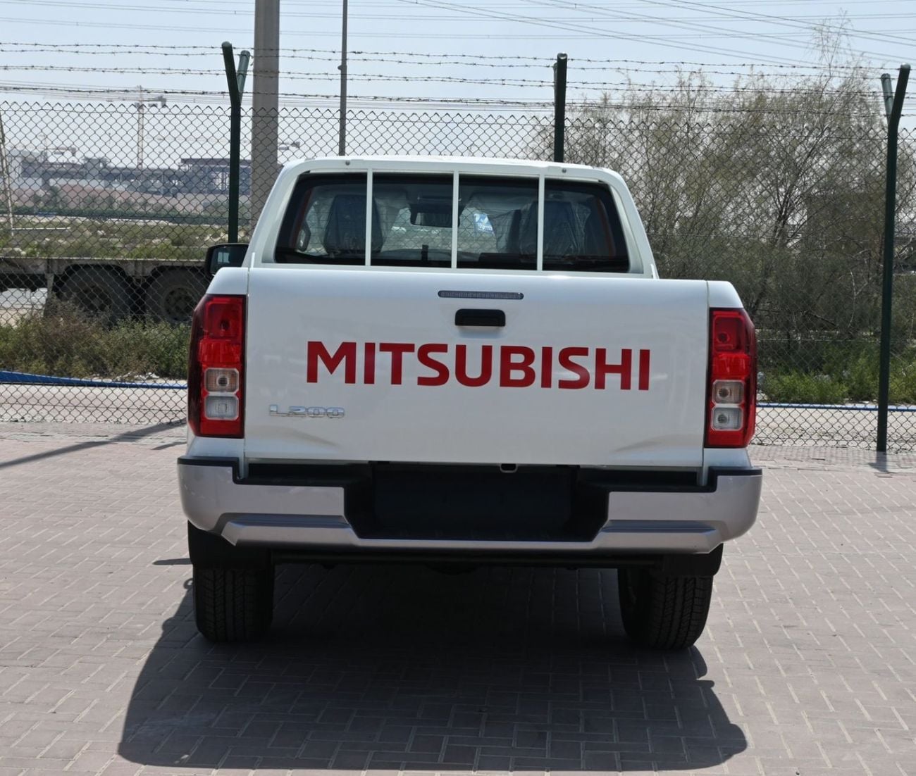 ميتسوبيشي L200 Petrol 2.4L | MT | 4x4 | Petrol | GLX
