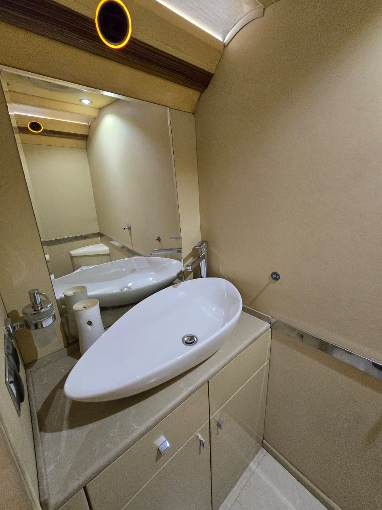 مرسيدس بنز سبرينتر MERCEDES SPRINTER 2018 DIESEL // VIP ROOM // TV // BATHROOM IN SIDE // PERFECT CONDITION //9 SEATS