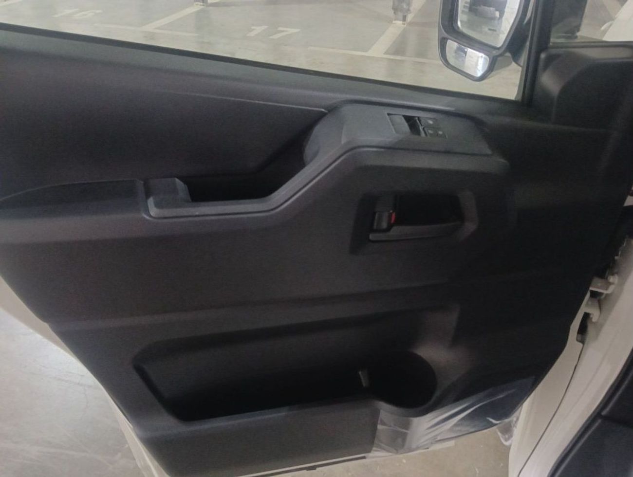 تويوتا هاياس ECT0008 - Toyota High Roof Passenger Van - 3.5L Petrol Auto White