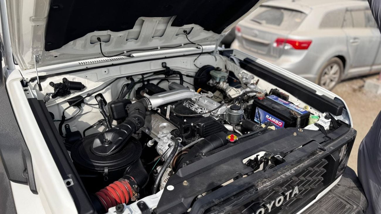 تويوتا لاند كروزر بيك آب Toyota landcruise pickup single cab 2018Model upgrade 2024 Model 4.2 1HZ v6 Engine Colour white Tran