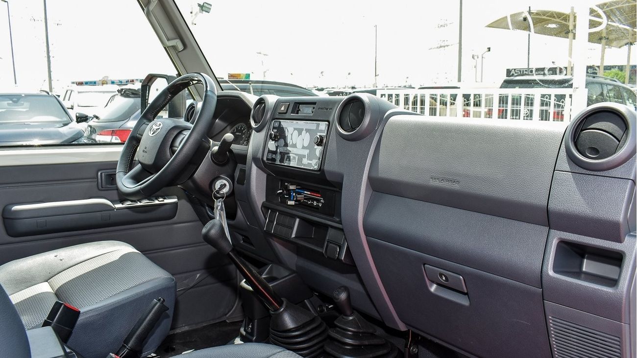 Toyota Land Cruiser Pick Up 4.0L V6 Double Cabin M/T