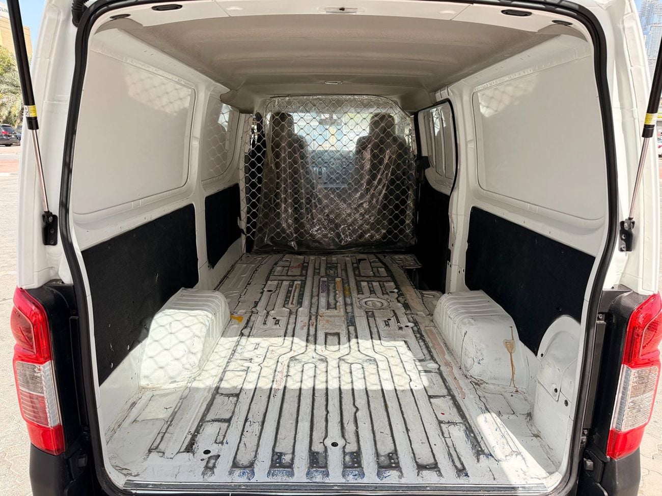 نيسان أورفان Panel Van Std 2.5L A/T (3 Seater) Petrol (4 Door)