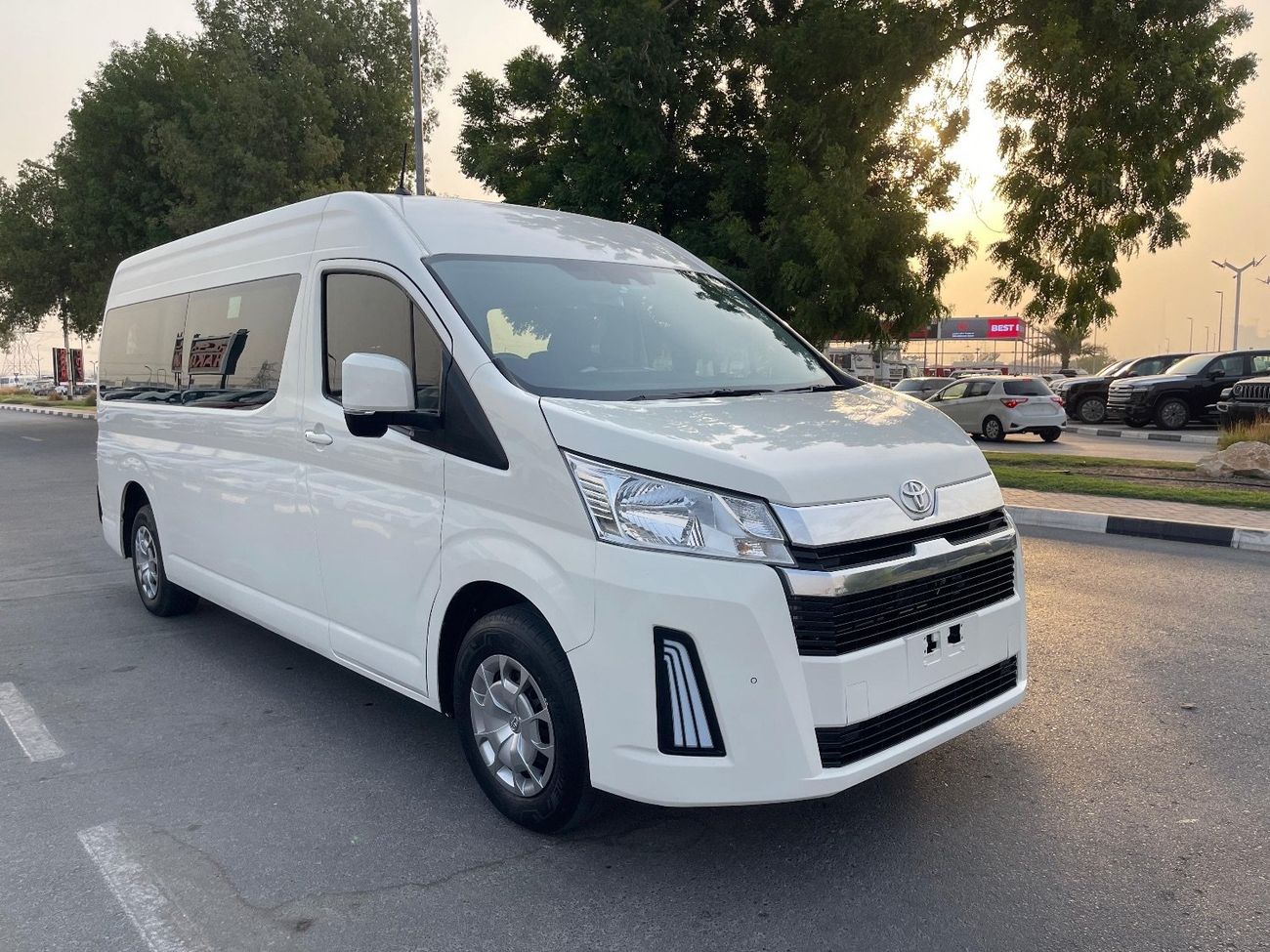 Toyota Hiace DLS -High Roof Commuter 2.8L A/T