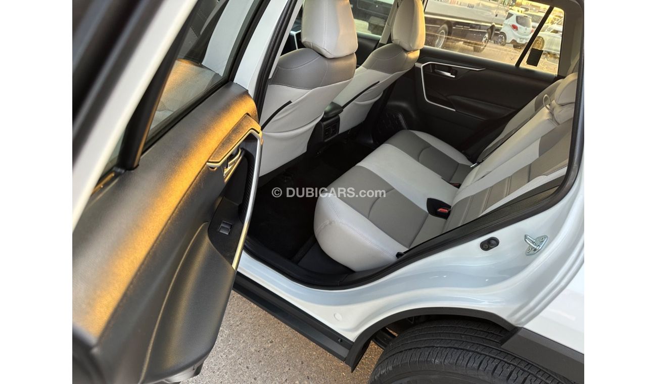 Toyota RAV4 Toyota RAV4 XLE full option, 2.5L 4cylinders. Front wheel Drive