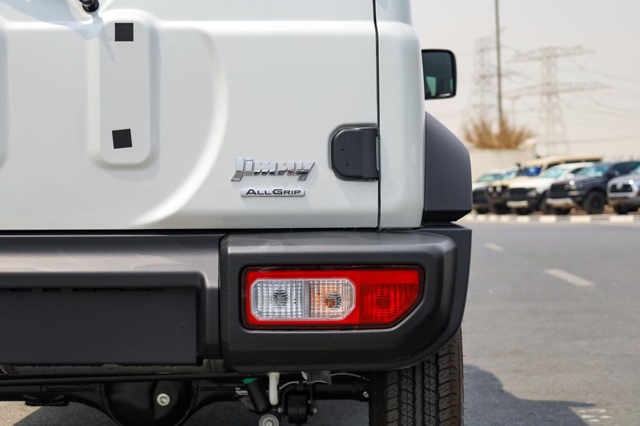 سوزوكي جيمني للبيع في دبي الإمارات: سوزوكي جمني GL بابين 2026 جديدة بالكامل. عداد صفر، قير عادي، بنزين، دفع رباعي