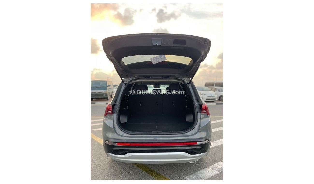 Hyundai Santa Fe 2022 Hyundai Santa Fe 2.5L V4 MidOption+ Only 4700 Miles