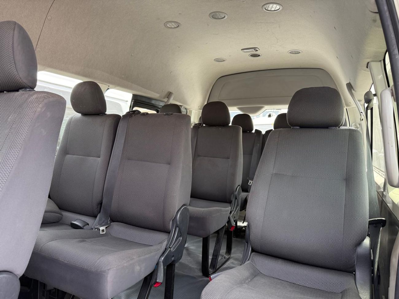 Toyota Hiace Toyota hiace 2015 diesel with seats 14 RHD white in colour