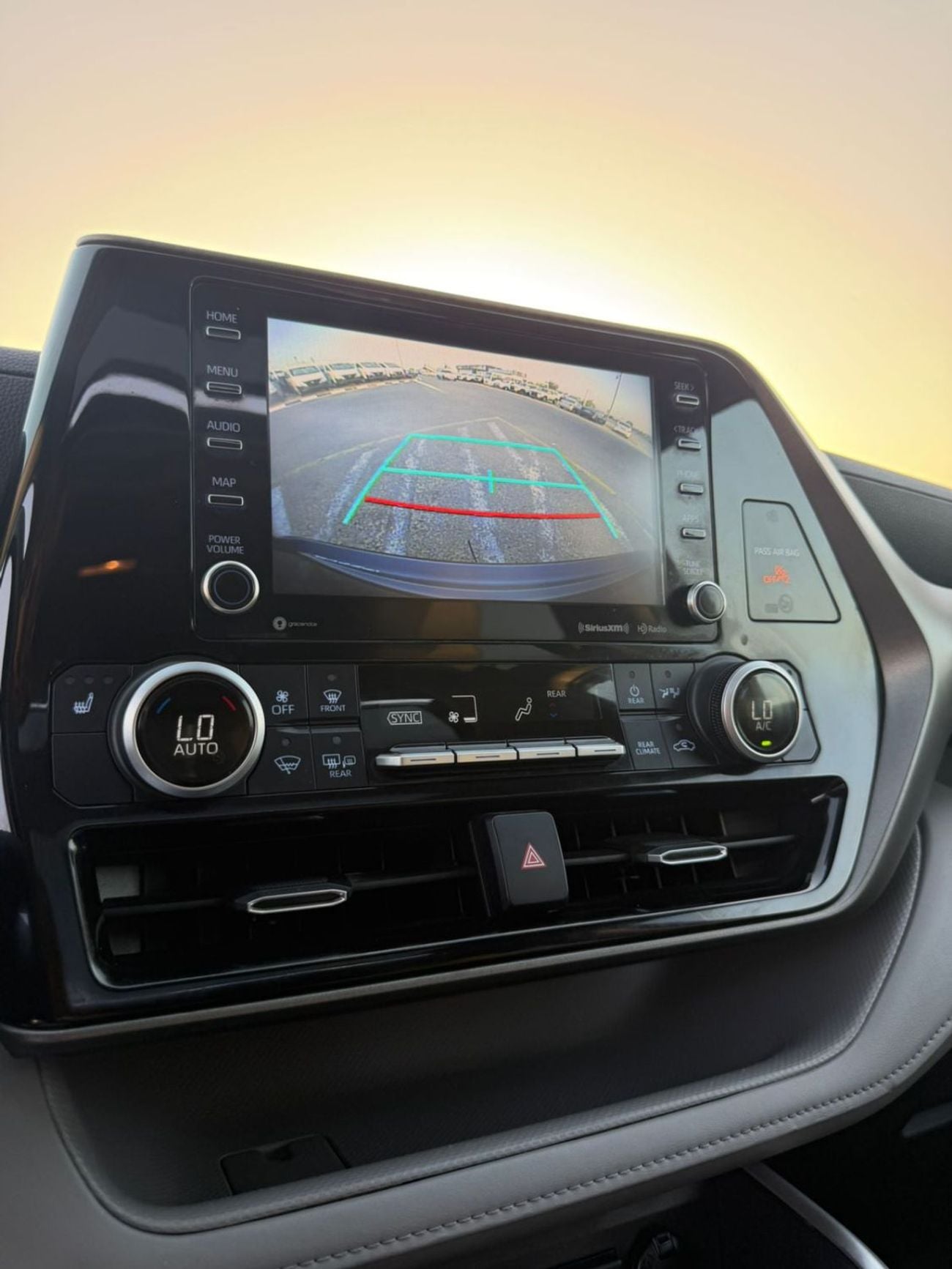 Toyota Highlander 2020 Toyota Highlander XLE Full Option 3.5L V6  - SunRoof - Full Radar System - 7 Seater -Push Start