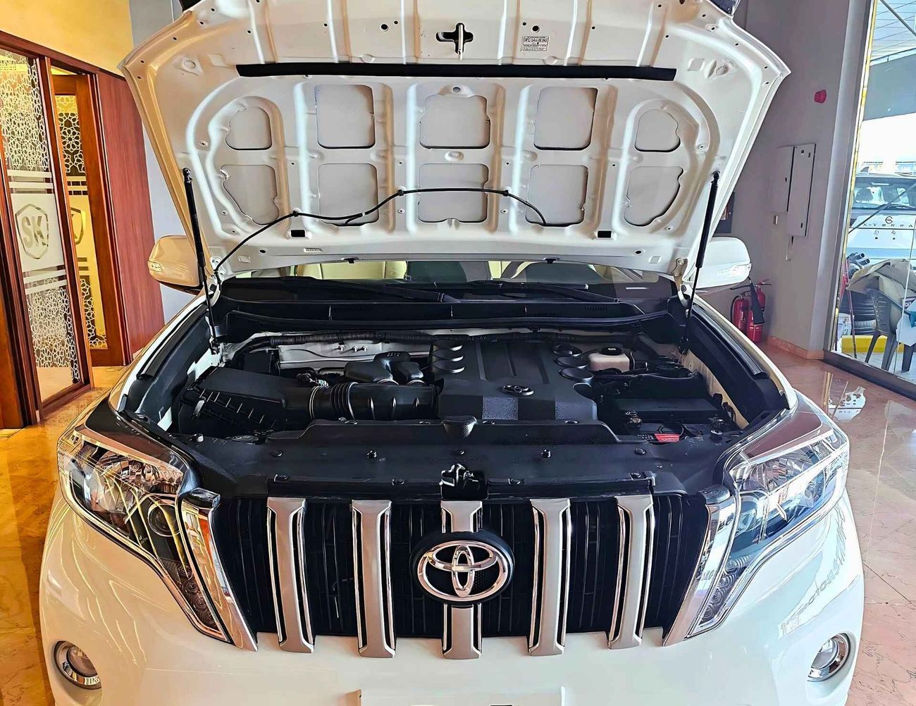 Toyota Prado TXL/4.0L V6/LEATHER SEATS/DVD CAMERA/GCC/EXPORT ONLY/ LOT#93860