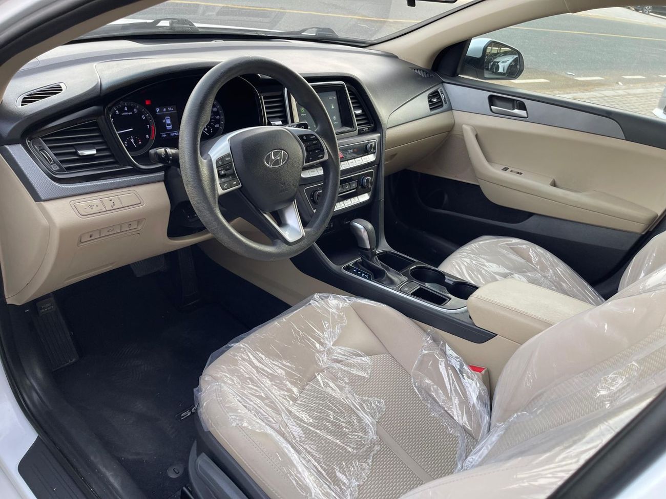 هيونداي سوناتا فئة SE / محرك 2.4 لتر V4 / نظام مراقبة النقطة العمياء / شاشة كبيرة / نظام أندرويد أوتو / نظام أبل كا