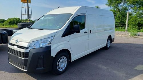 Toyota Hiace Van High Roof 2.8L (174 HP) M/T