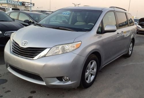 Toyota Sienna LE (NON GCC)