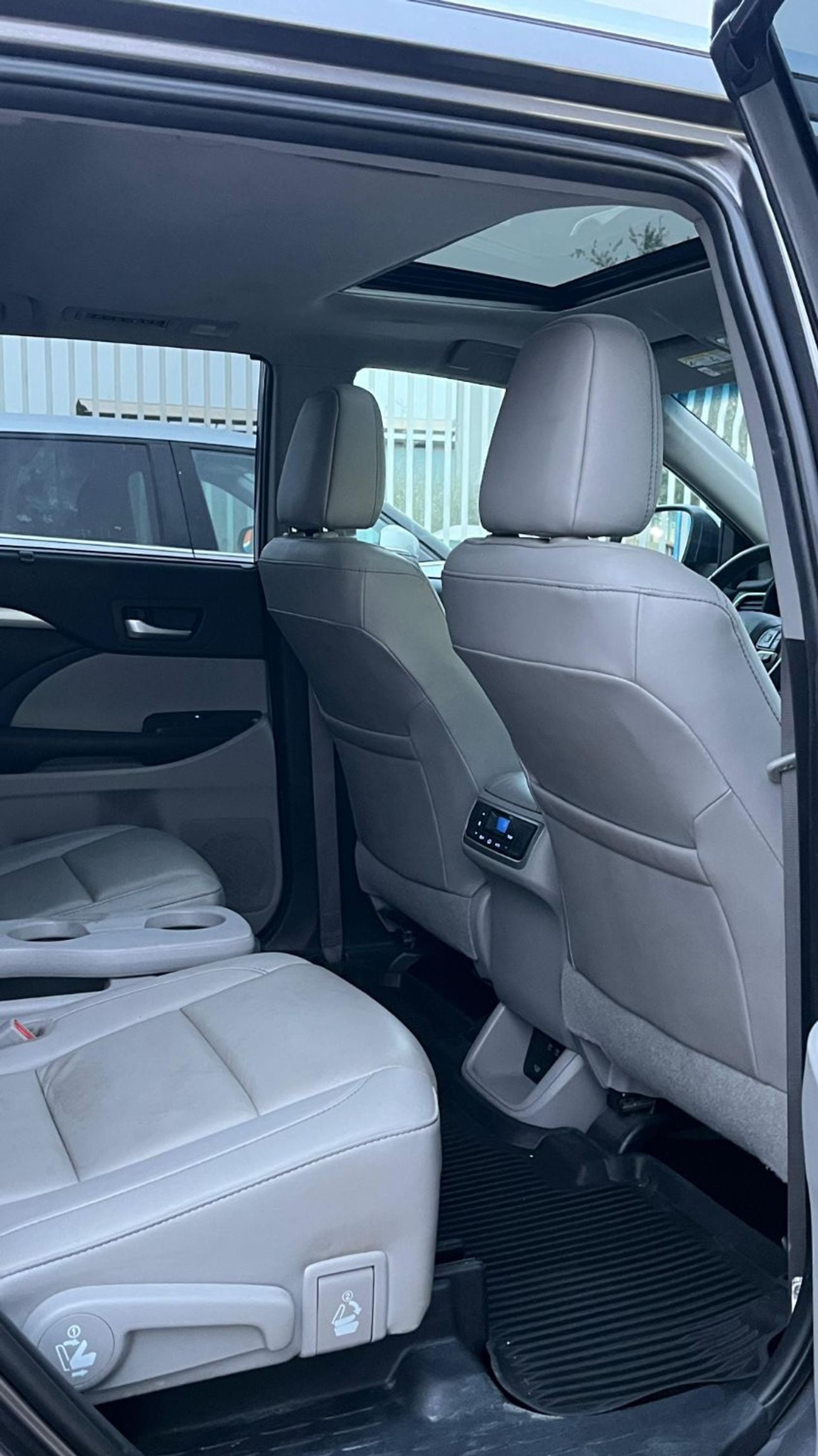 Toyota Highlander 2019 Toyota Highlander XLE 4x4 AWD Full option Sunroof Push Start 7 Leather Seats