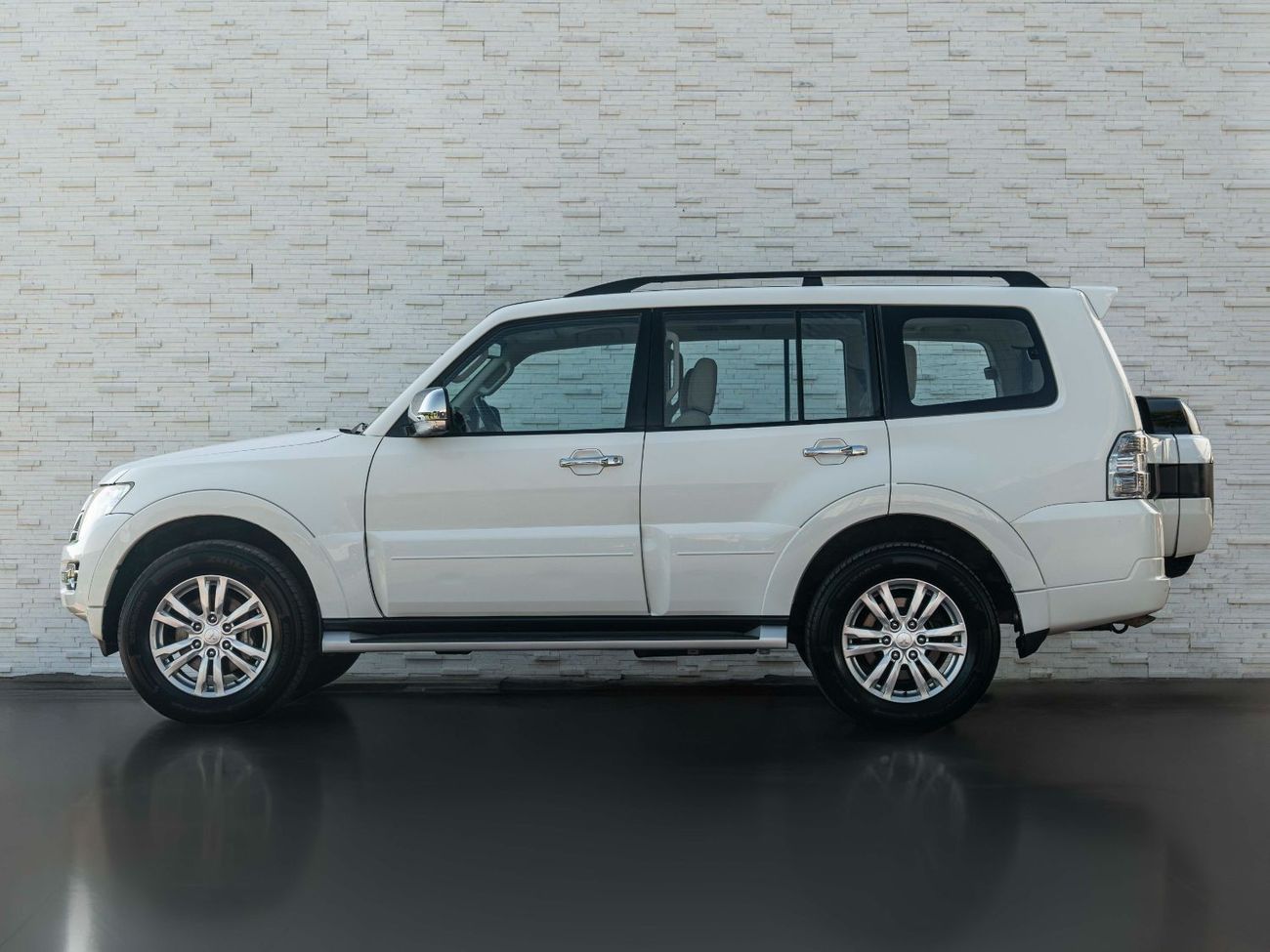 Used Mitsubishi Pajero AED 1,258 PM • PAJERO 3.8L V6 GLS TOP • UPGRADED