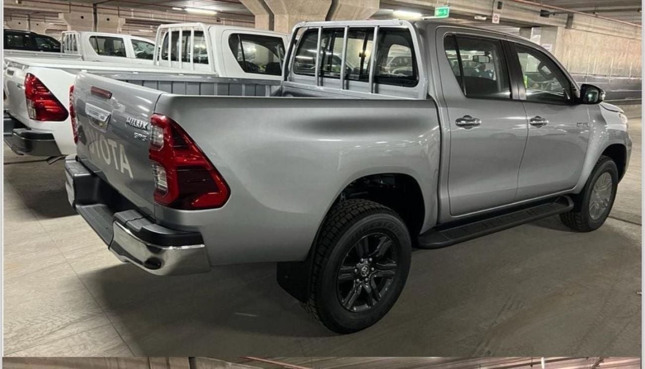 Toyota Hilux TOYOTA HILUX 2.4 SR5 Dsl 4WD 4Doors 2024