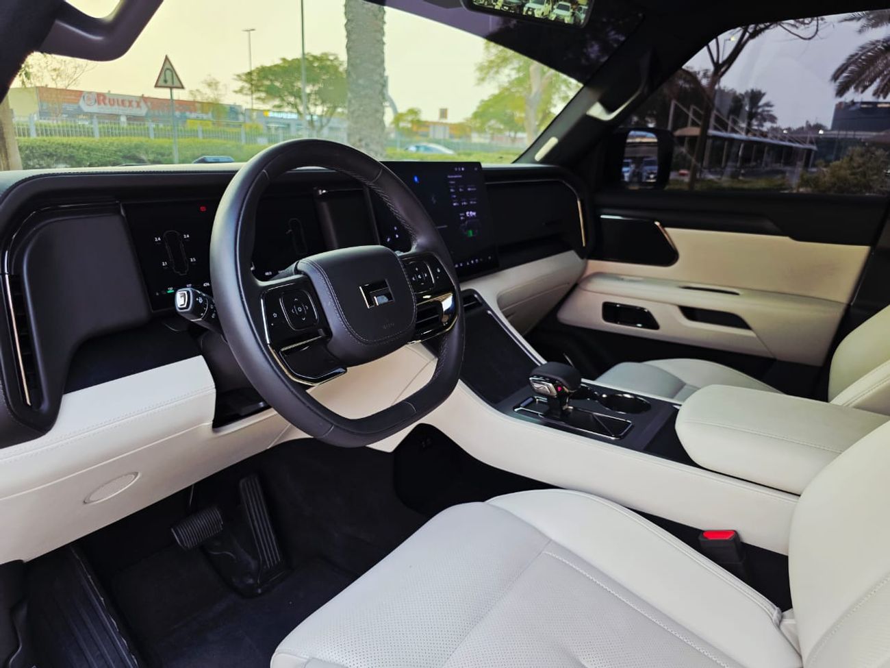 ROX 01 ROX 01 VIP GCC UNDER WARRANTY WITH SERVICE CONTRACT 1.5T 1500CC 18000 KELOMETER 6 SEATS HYBRID