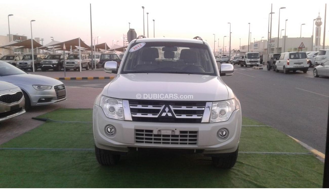 ميتسوبيشي باجيرو 2013 ابيض  خليجى بحالة ممتاذة ماشى قليل