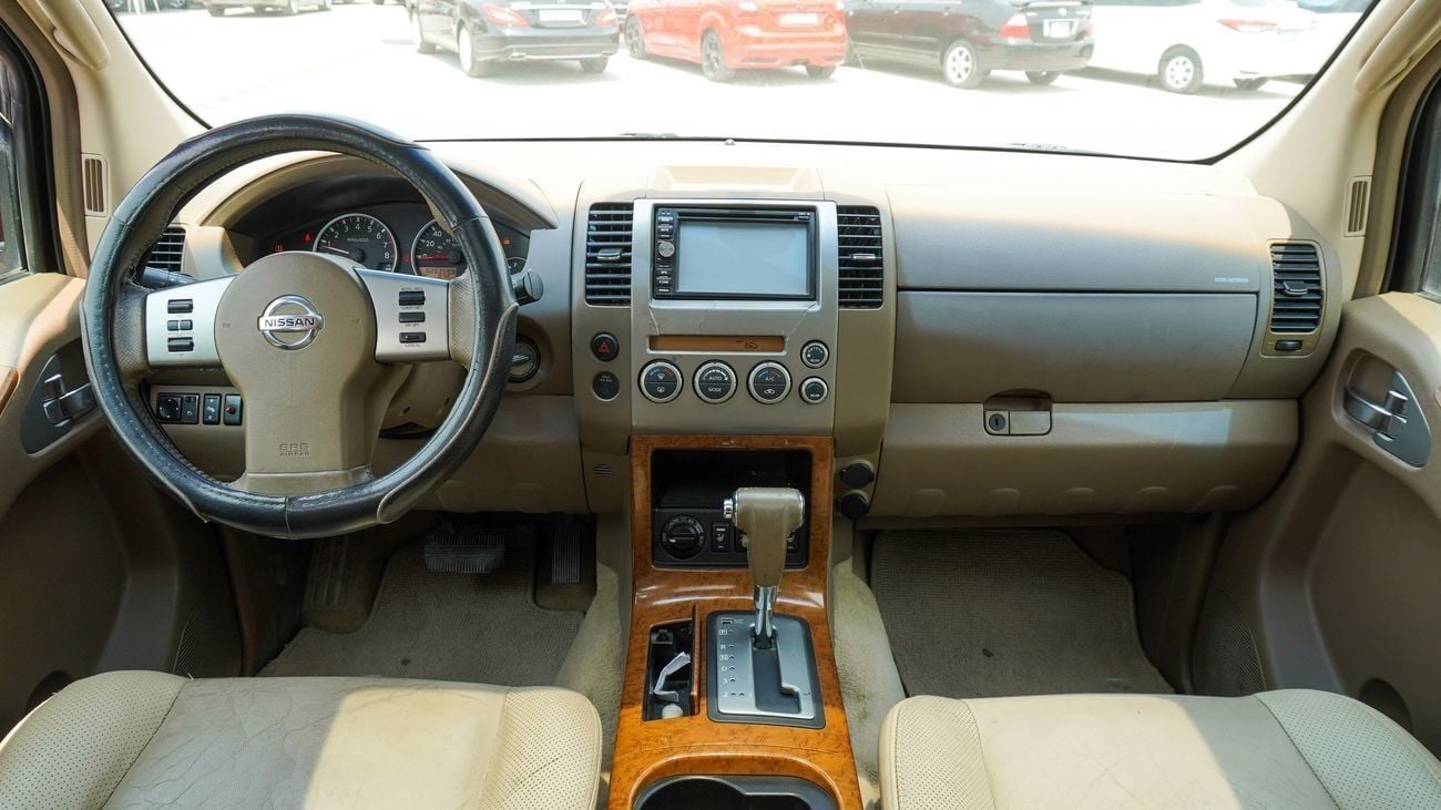 Nissan Pathfinder LE