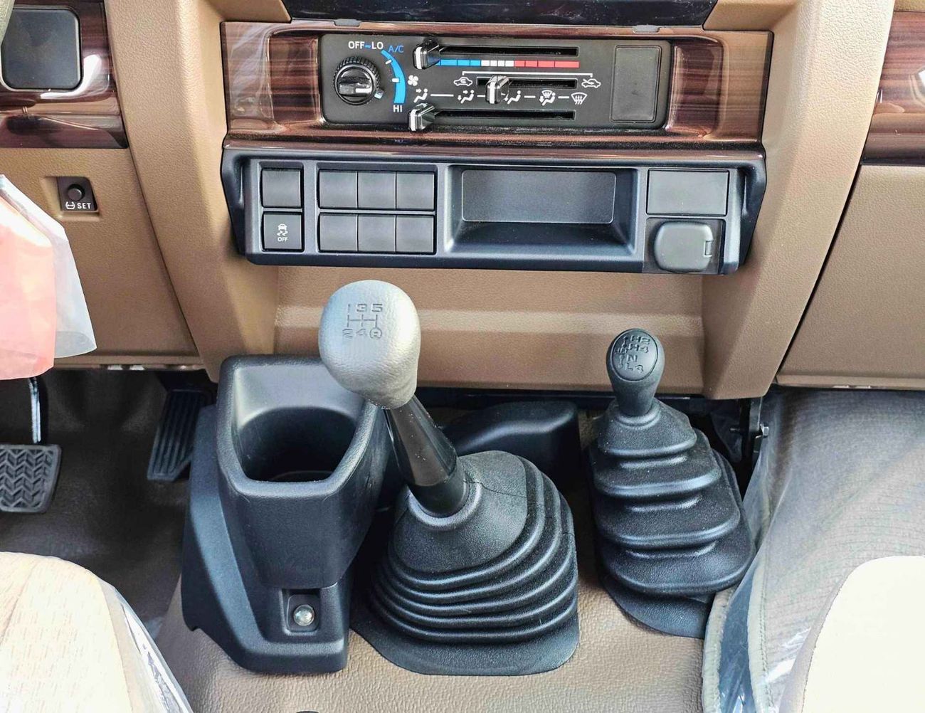 تويوتا لاند كروزر بيك آب LC79 STD-E / DOUBLE CABIN MANUAL / 2.8L V4 DIESEL 4WD / SNORKEL (CODE # STD-E)