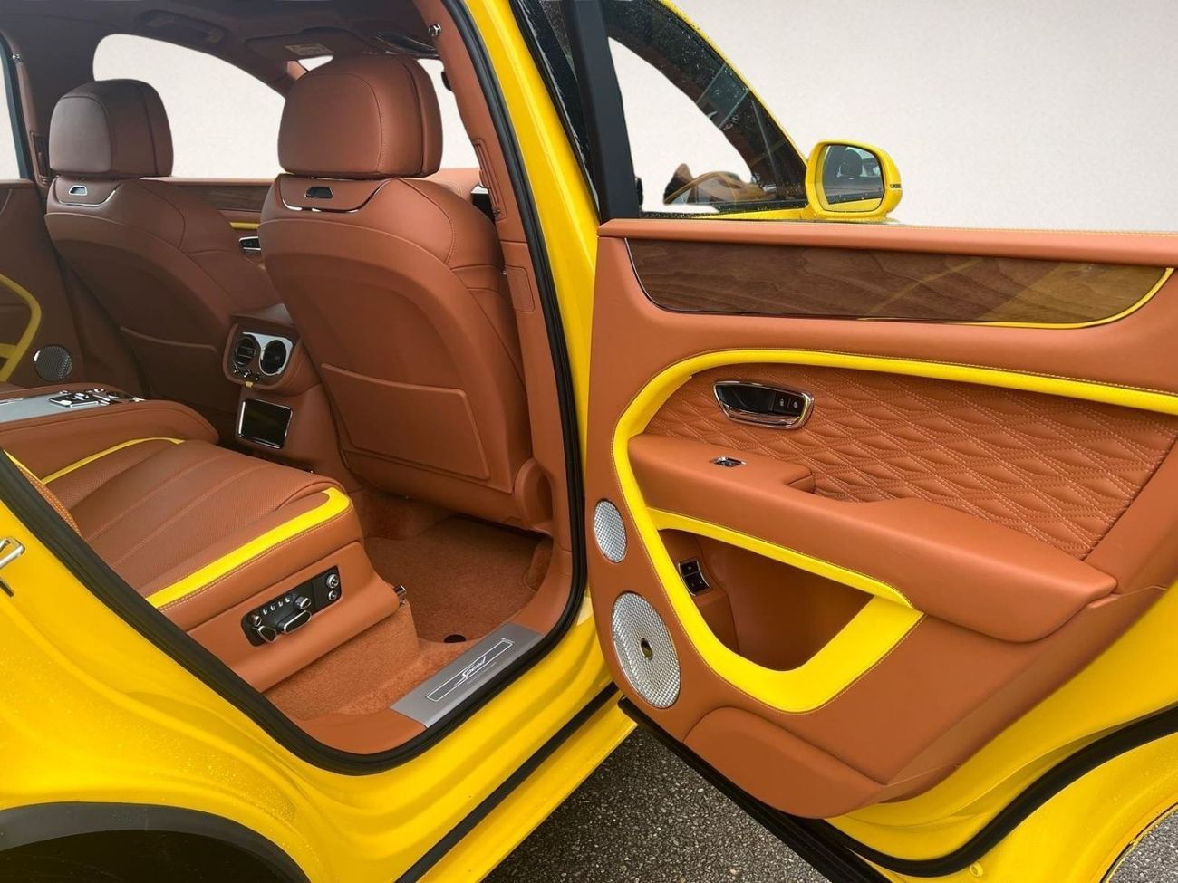 بنتلي بينتايجا 4.0-litre twin-turbo V8,641bhp (EXPORT ONLY) RIGHT HAND DRIVE