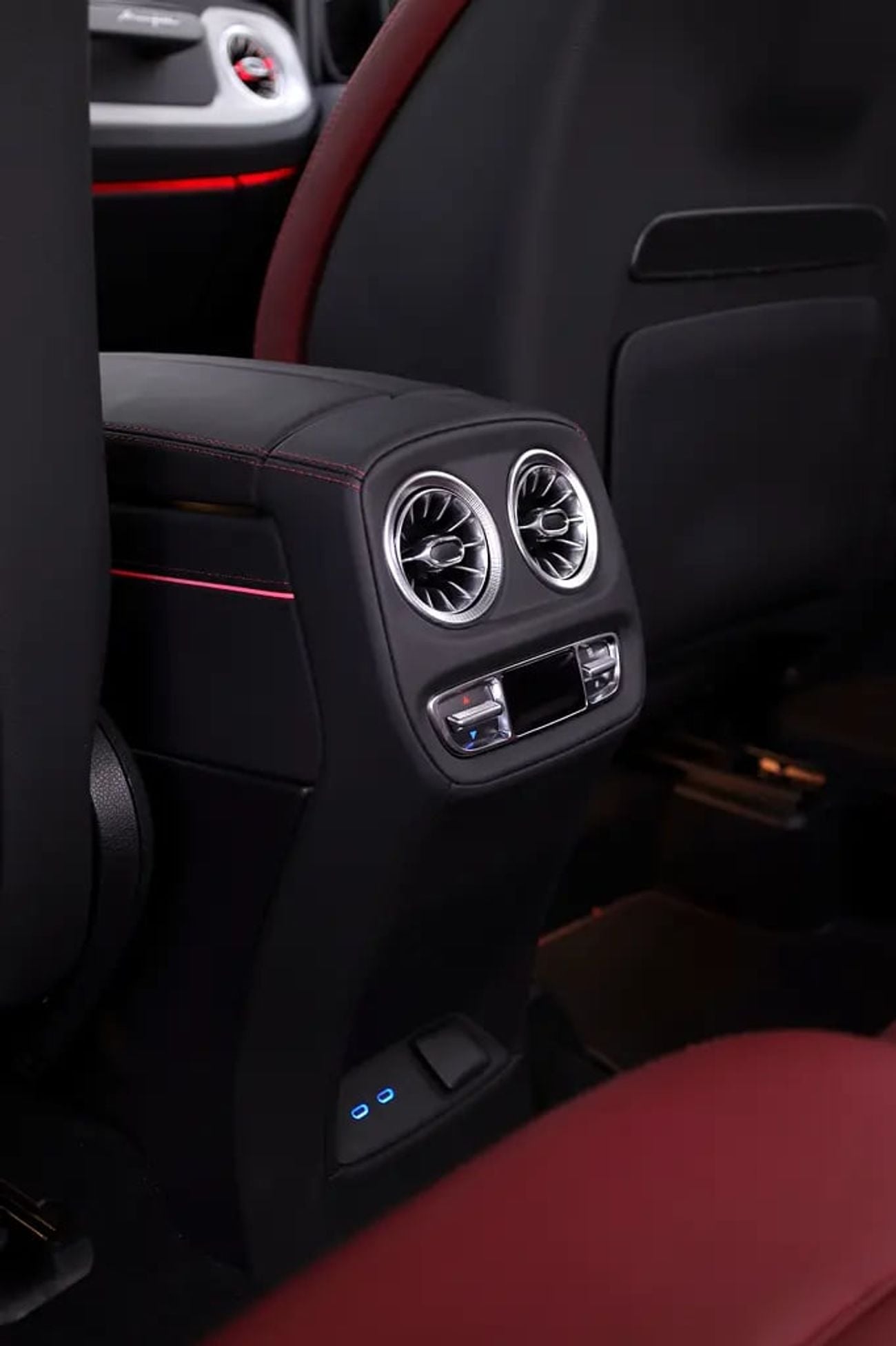 Mercedes Benz G63 AMG G63 MANUFAKTUR EDITION + DOUBLE NIGHT PACKAGE + CARBON INTERIOR+ 5 YEARS GARGASH WARRANTY + SERVICE