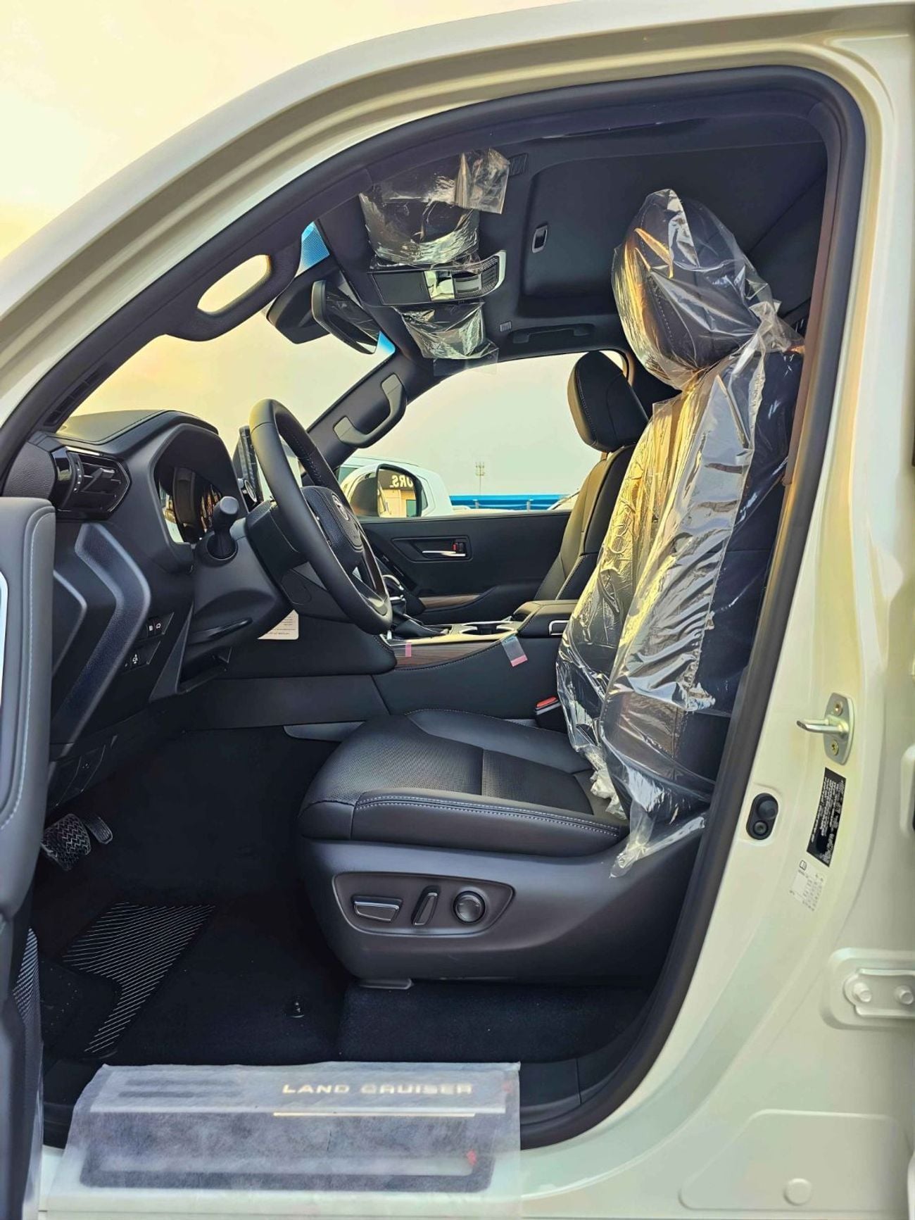 Toyota Land Cruiser VX 4.0L PETROL VX || 4.0L PETROL V6 /RADAR /BIG DVD/JBL SPEAKERS / REAR ENTERTAINMENT DVD /MID OPTION (CODE#VX4MA)