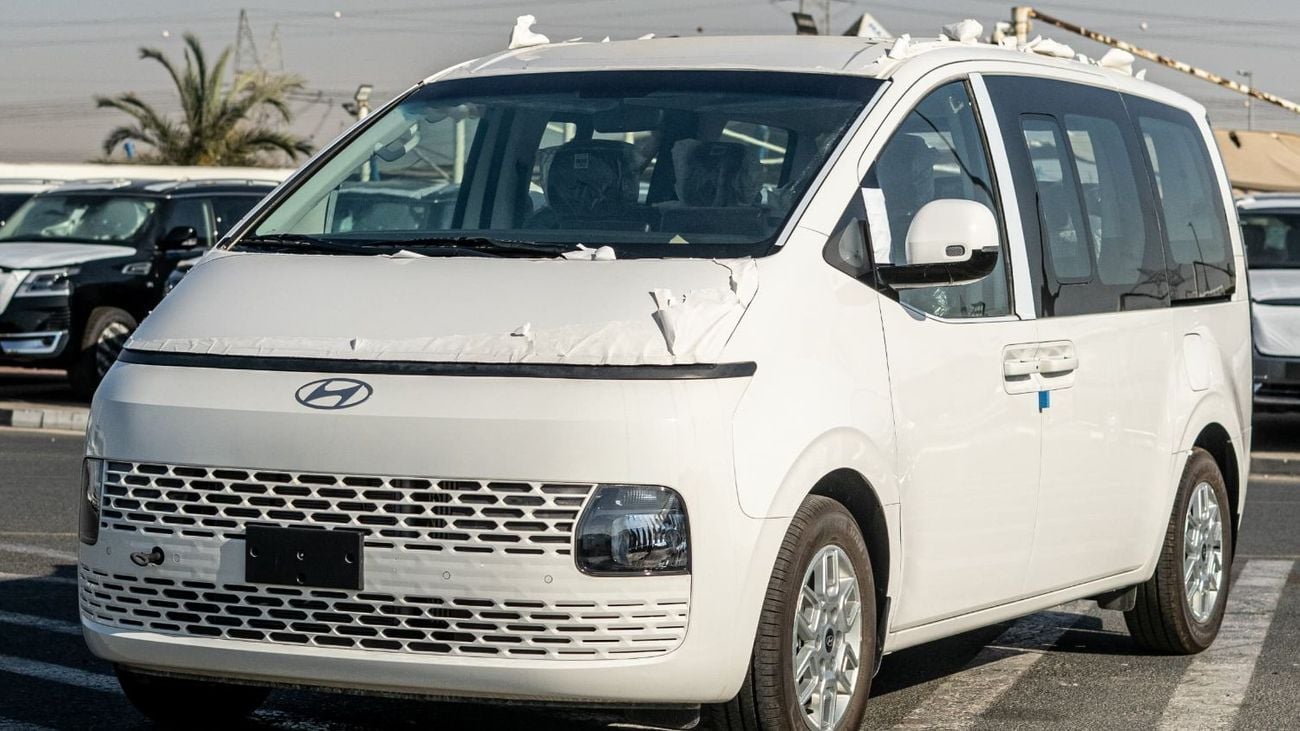 هيونداي ستاريا Premium 11-Seater 2.2-liter 4-cylinder Turbo-charged Diesel 2024YM