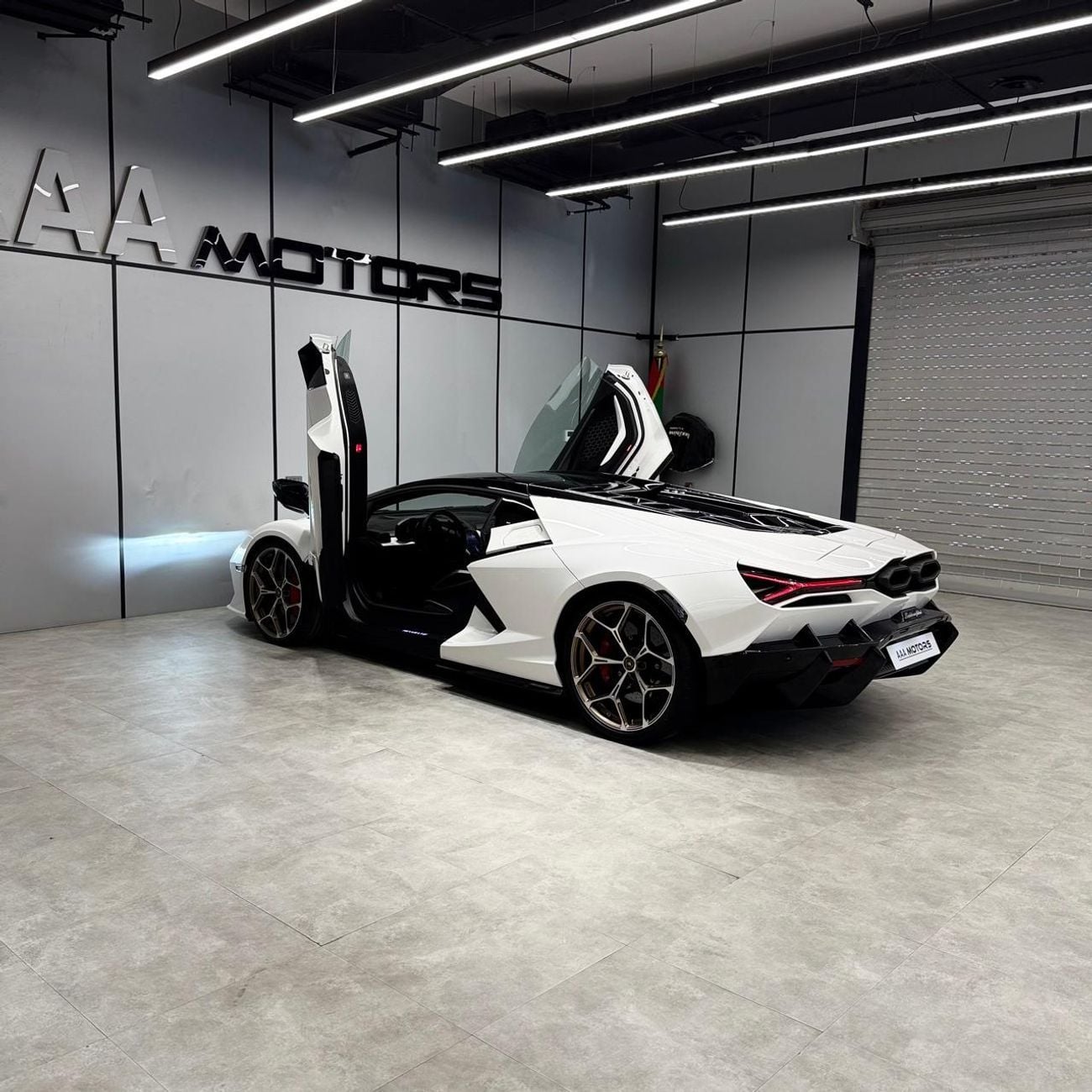 لامبورغيني ريفويلتو 6.5L V12 Hybrid