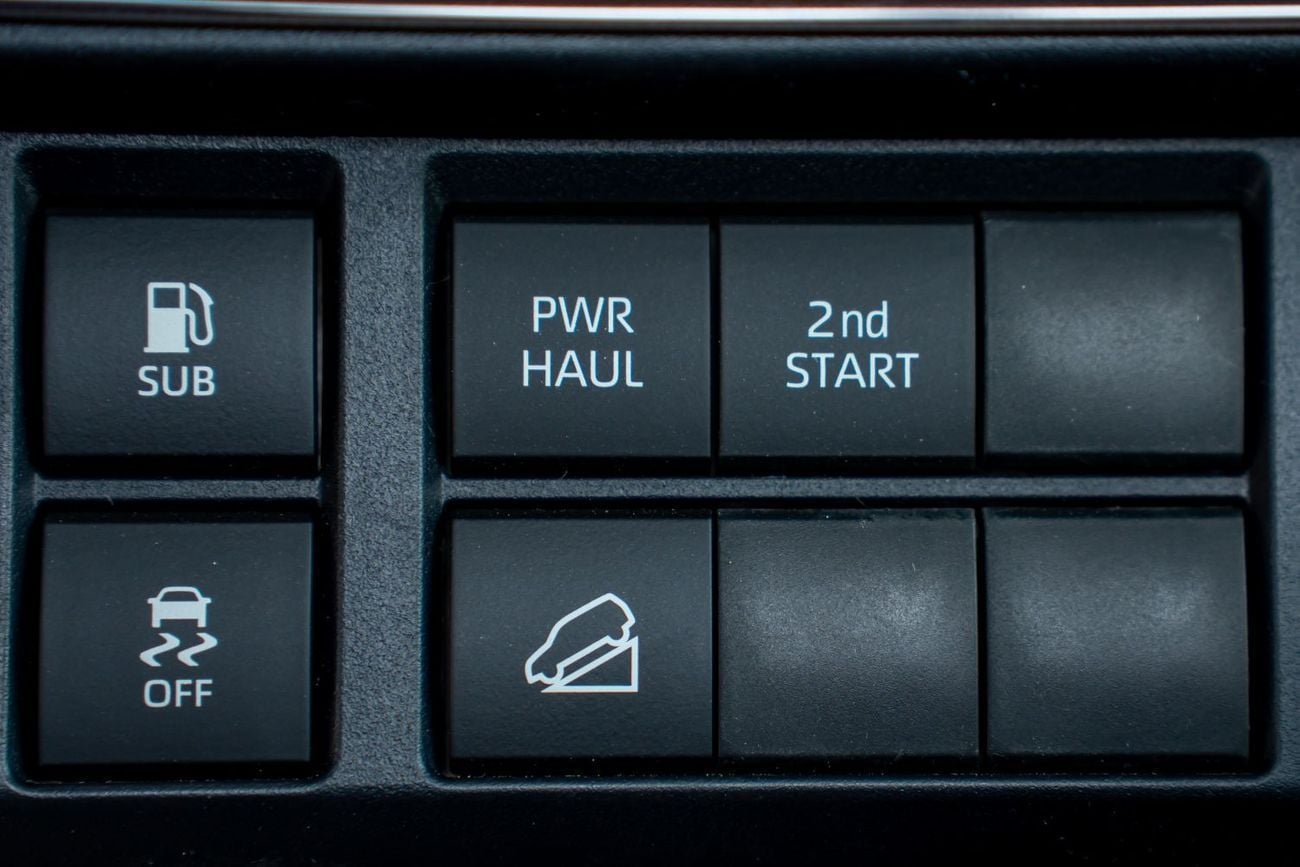 تويوتا لاند كروزر Toyota Land Cruiser Pickup LC79  S-C (4.0L  P A-T M-2025