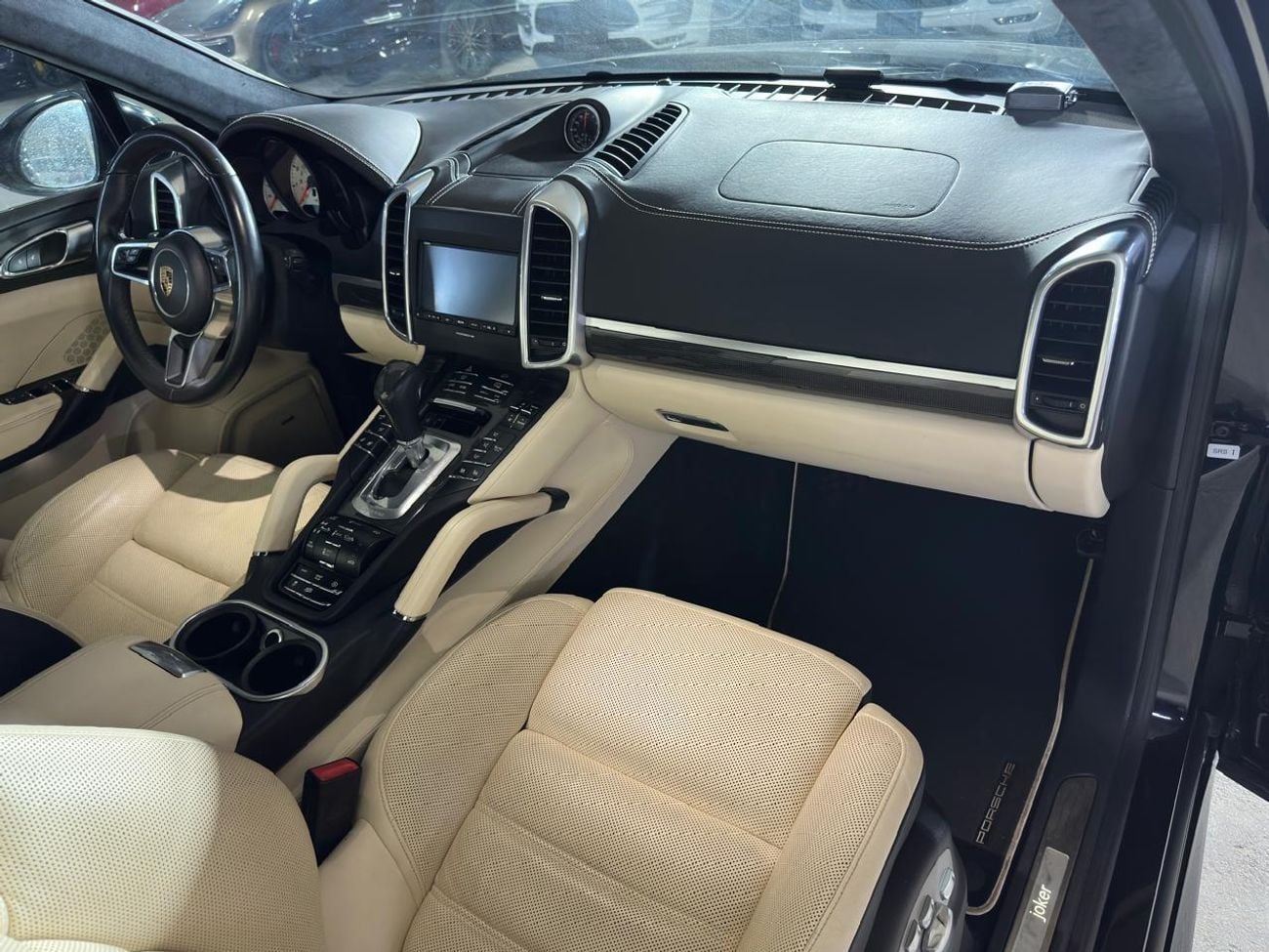 Porsche Cayenne Turbo S 4.8L (570 HP) 2016 | CARBON CERAMIC BRAKES (PCCB) | CARBON INTERIOR PACKAGE | SUNROOF