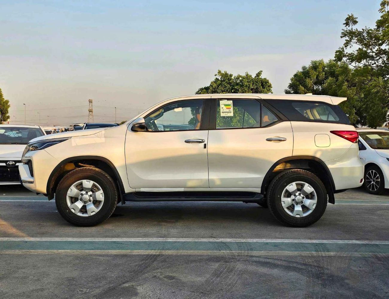 Toyota Fortuner SR5 / MID OPTION / 2.7L PETROL / AUTO AC / KEY START / (CODE # FPE1)