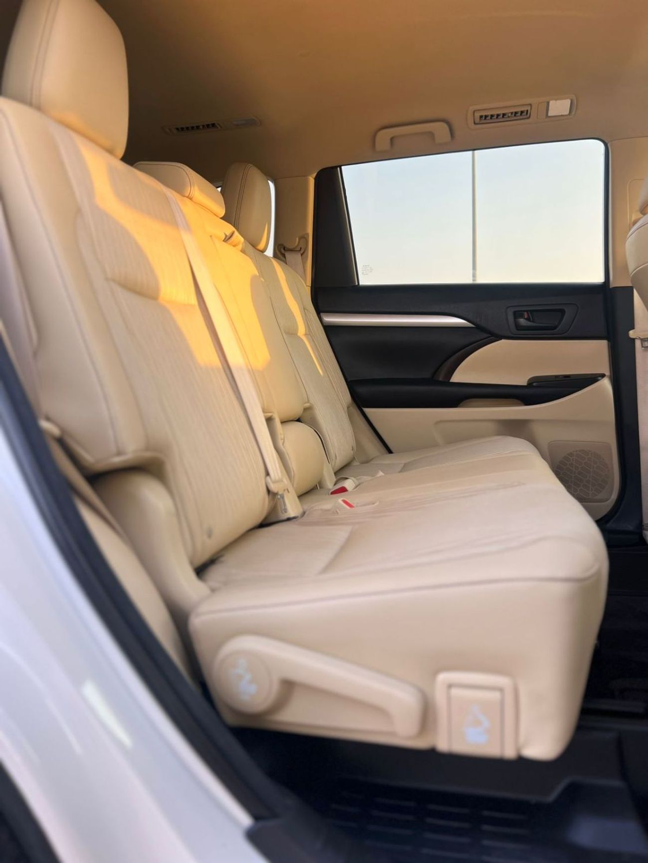 تويوتا هايلاندر 2015 Toyota Highlander LE+ Plus 3.5L V6 - Interior Beige - 7 Seater 4x4 AWD - Electric Seat With Big