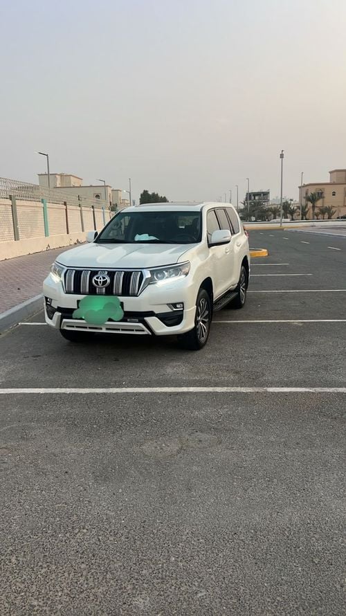 تويوتا برادو VXR محرك بنزين V6 سعة 4.0 لتر، كامل المواصفات، لون أبيض، زر تشغيل، فتحة سقف، ناقل حركة أوتوماتيكي، مقاعد